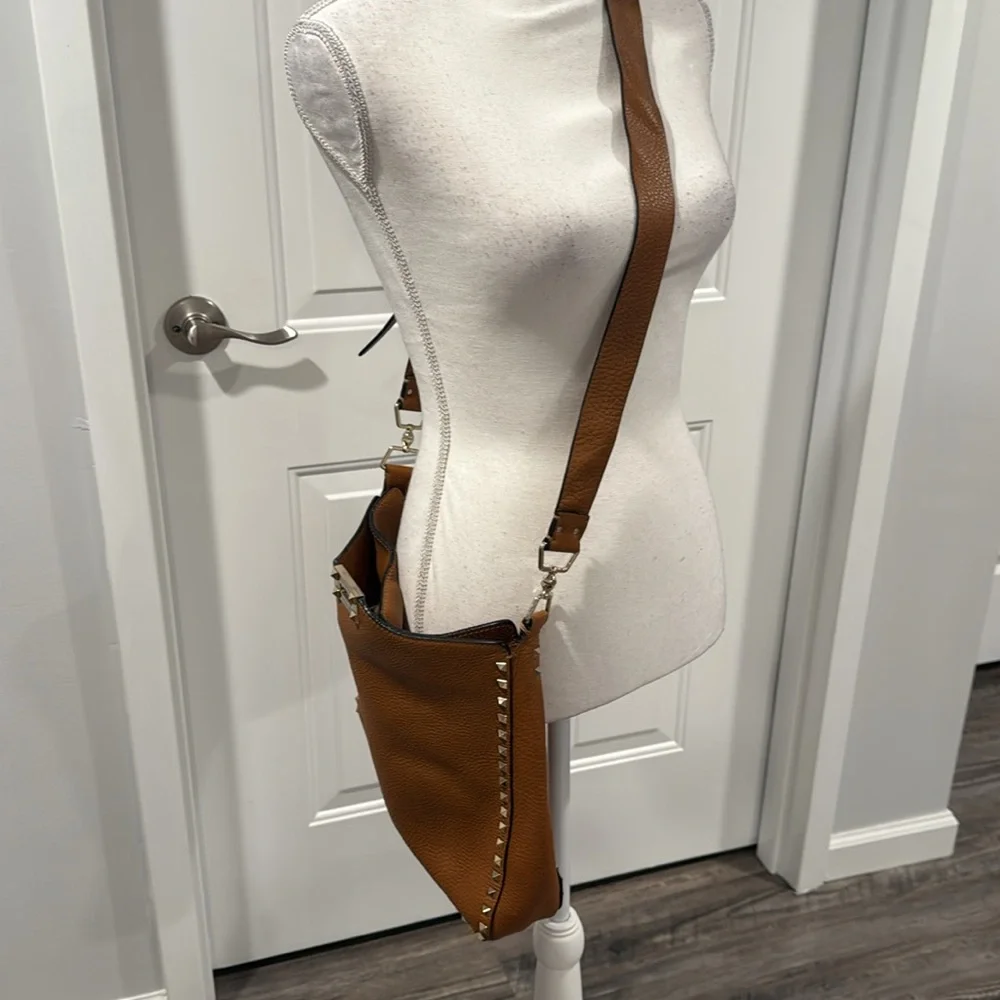 Valentino Garavani ROCKSTUD CALFSKIN HOBO BAG Light Cuir Tobacco Brown Crossbody - Picture 11 of 16